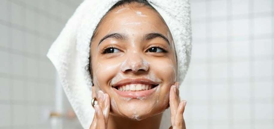 איך לשטוף את הפנים נכון